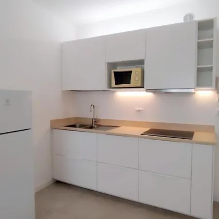 Modern Flat 50m From The דירה