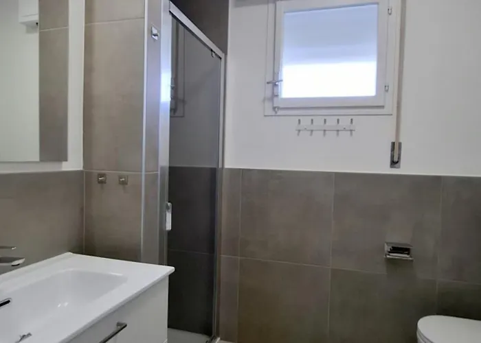 Modern Flat 50m From The